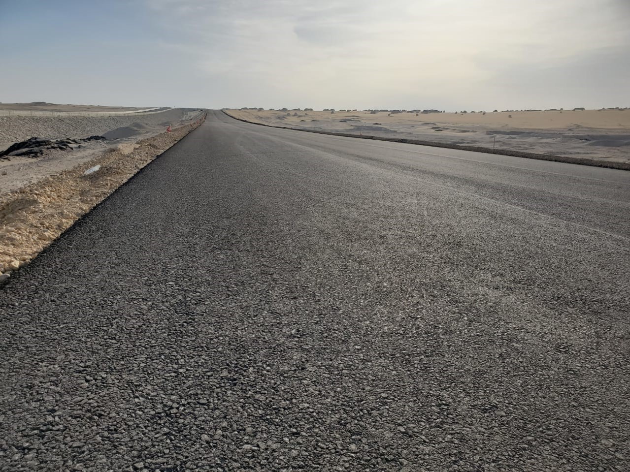 تطوير طريق الفرافرة - الداخلة