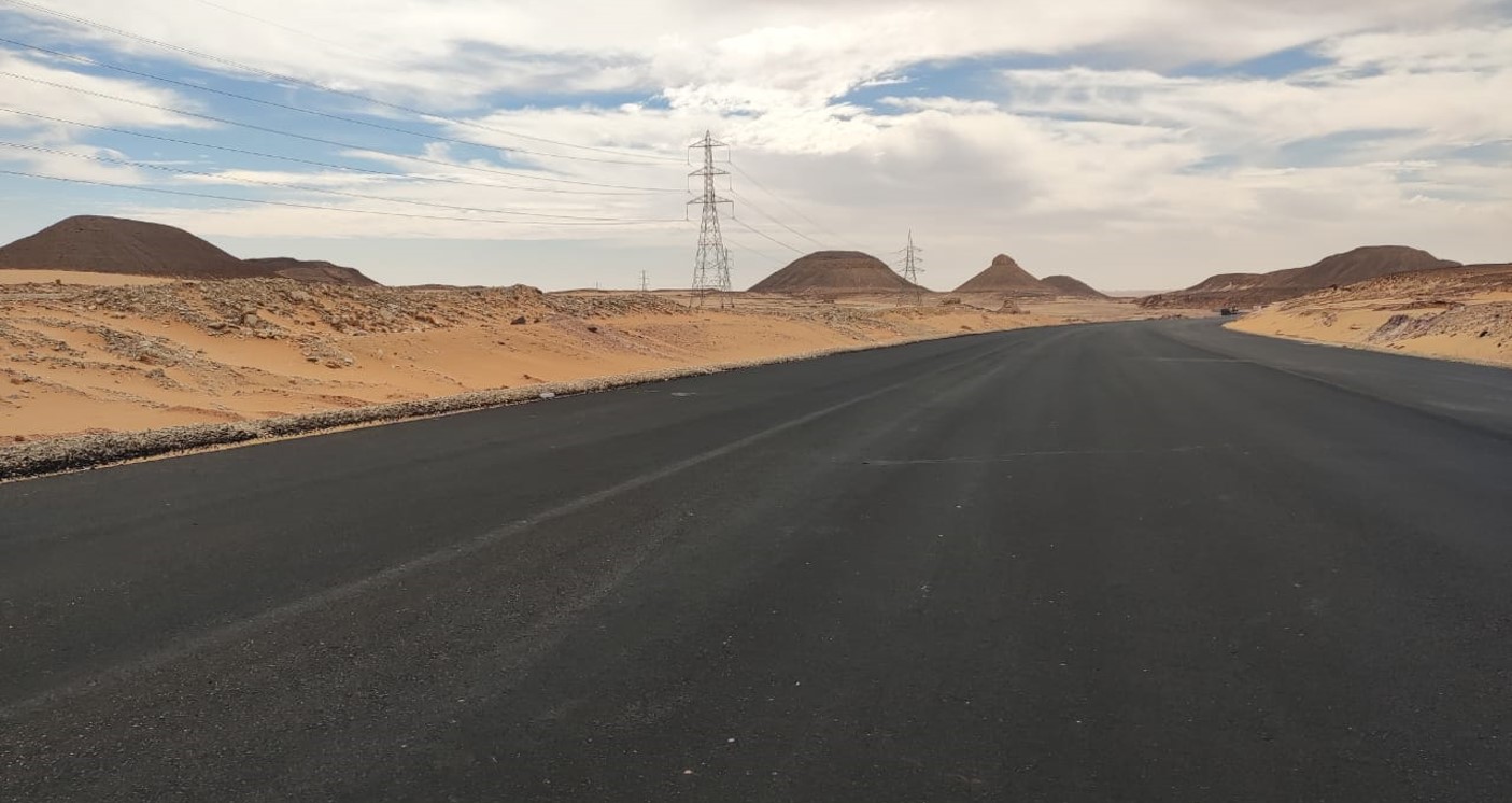 تطوير طريق الواحات الداخلة – شرق العوينات